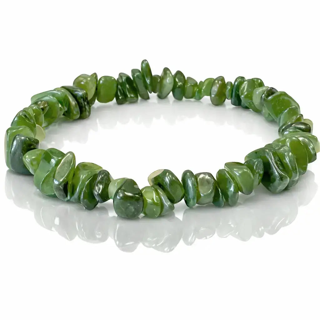 Un bracelet baroque en pierres naturelles de lapis-lazuli, composé de petits éclats polis d'un bleu profond intense montés sur un fil élastique, présenté sur un fond blanc.