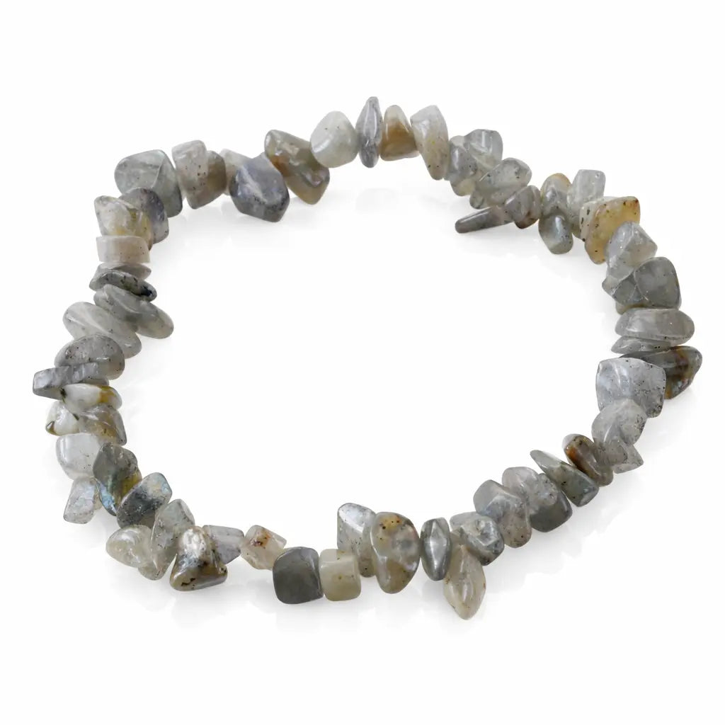 Un bracelet baroque en pierres naturelles de labradorite, composé de petits éclats polis aux reflets gris et irisés montés sur un fil élastique, présenté sur un fond blanc.