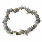 Un bracelet baroque en pierres naturelles de labradorite, composé de petits éclats polis aux reflets gris et irisés montés sur un fil élastique, présenté sur un fond blanc.