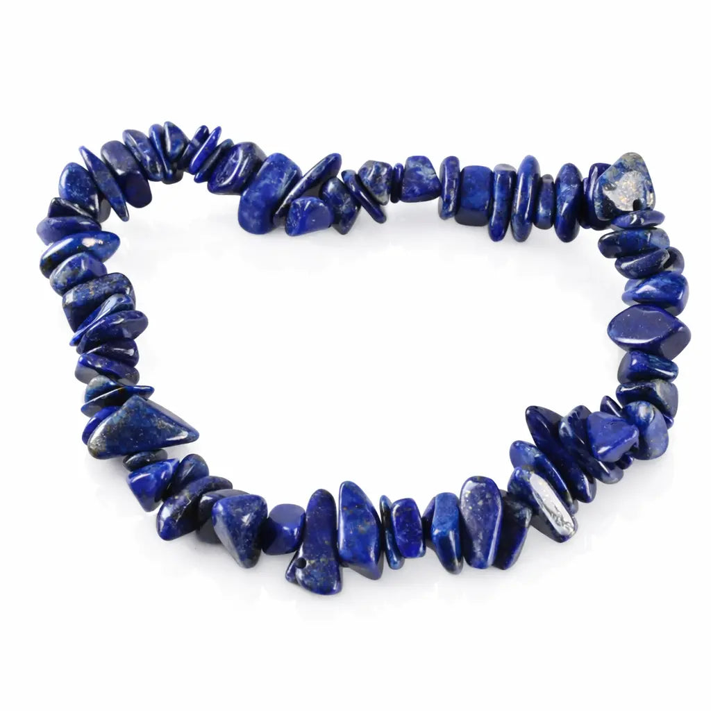 Un bracelet baroque en pierres naturelles de lapis-lazuli, composé de petits éclats polis d'un bleu profond intense montés sur un fil élastique, présenté sur un fond blanc.