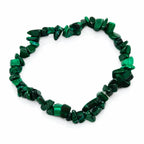 Un bracelet baroque en pierres naturelles de lapis-lazuli, composé de petits éclats polis d'un bleu profond intense montés sur un fil élastique, présenté sur un fond blanc.