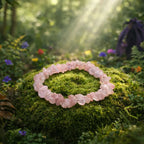 Bracelet délicat aux éclats de quartz rose givré et translucide, posé sur un dôme de mousse forestière verdoyante sous des rayons de lumière sacrée.