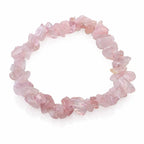 Bracelet en quartz rose aux pierres baroques d'un rose pâle translucide, présenté sur un fond blanc neutre.