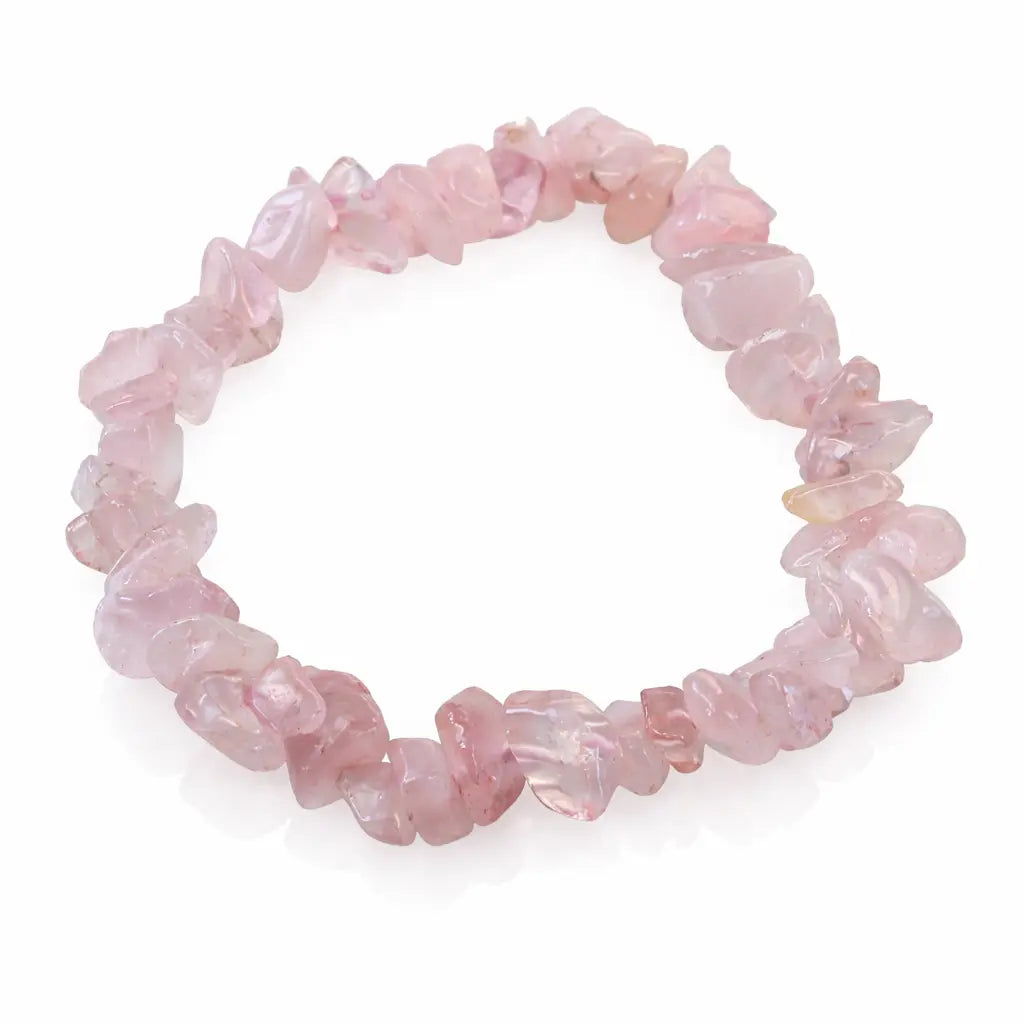 Bracelet en quartz rose aux pierres baroques d'un rose pâle translucide, présenté sur un fond blanc neutre.