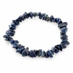 Bracelet composé d'éclats de pierres bleues foncées aux formes baroques irrégulières sur fond blanc.