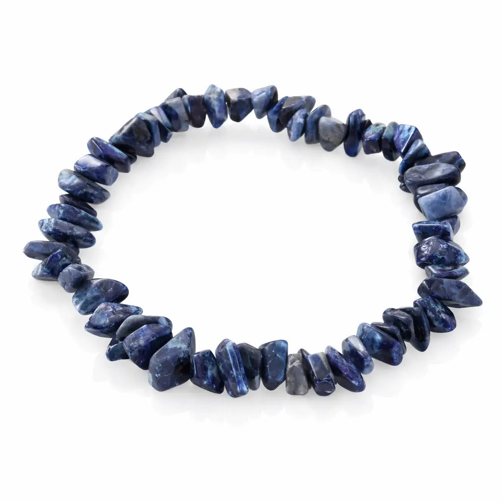 Bracelet élastique en pierres naturelles bleues polies, disposées en perles irrégulières sur fond neutre