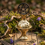 Encensoir Doré avec Chainette Motif Pentagramme posé sur une souche pour un rituel de purification.