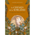 Le Chemin de la Sorcière de Thorn Mooney, illustré au centre par une chouette effraie se tenant devant une pleine lune, entourée de fougères, de champignons et de petites fleurs bleues sur une couverture de couleur ocre.
