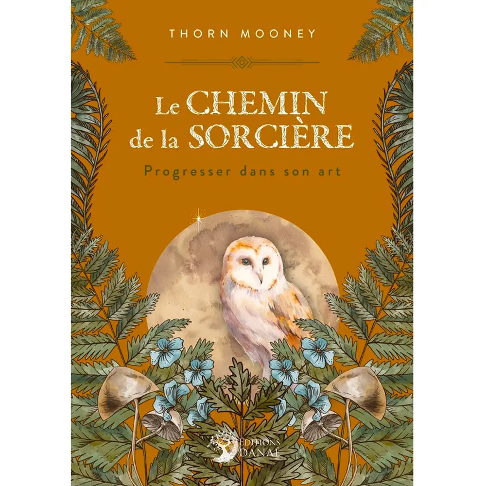 Le Chemin de la Sorcière de Thorn Mooney, illustré au centre par une chouette effraie se tenant devant une pleine lune, entourée de fougères, de champignons et de petites fleurs bleues sur une couverture de couleur ocre.