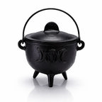 Petit chaudron en fonte noire avec couvercle, anse et symbole de la Triple Lune gravé, sur fond blanc.