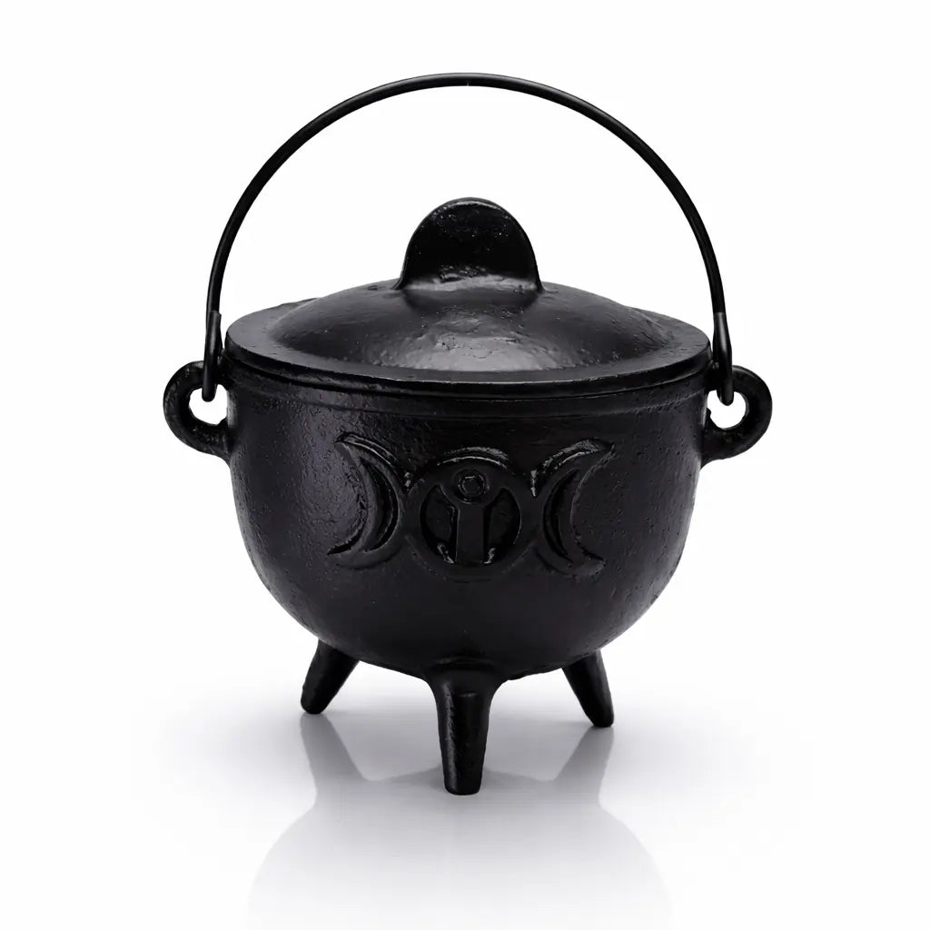Petit chaudron en fonte noire avec couvercle, anse et symbole de la Triple Lune gravé, sur fond blanc.