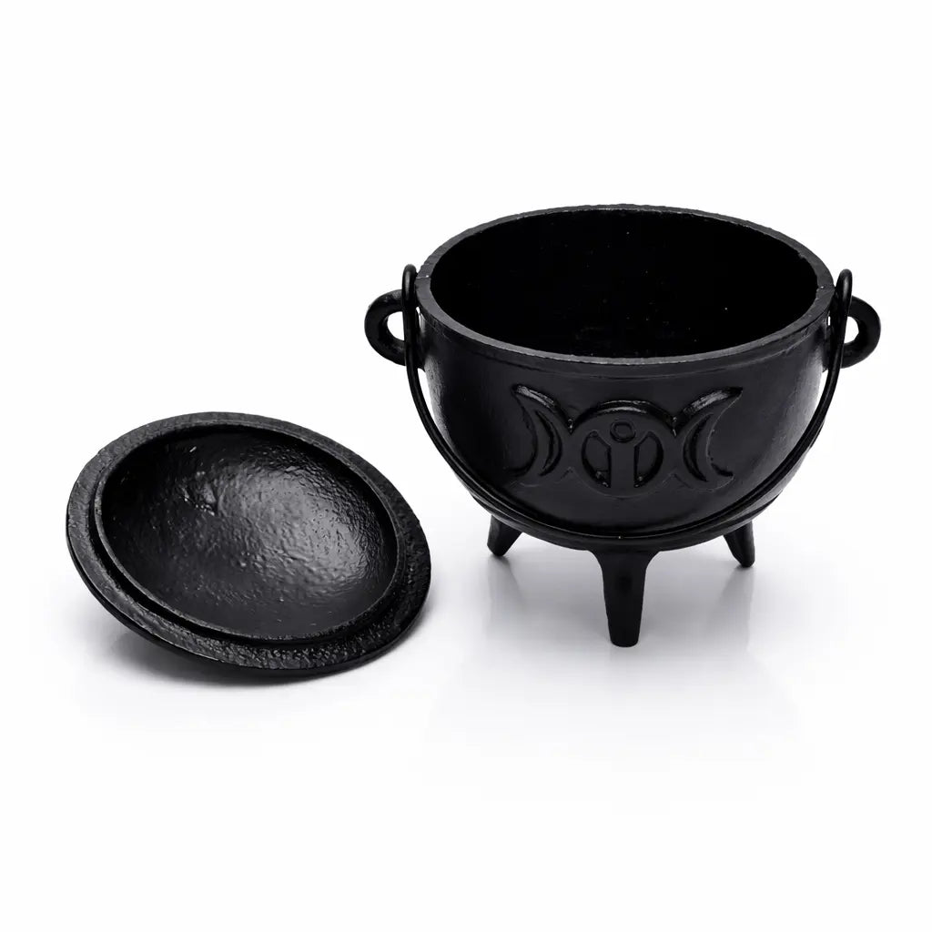 Petit chaudron en fonte noire avec un symbole Triquetra gravé, couvercle et anse, sur un fond blanc.
