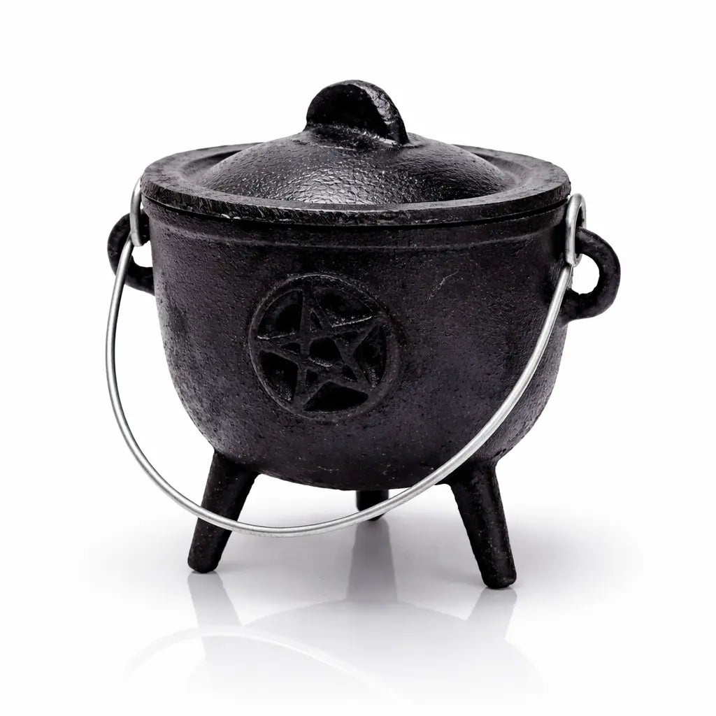 Petit chaudron de sorcière fonte fermé avec son couvercle et une anse métallique, orné d'un pentacle gravé.