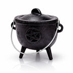 Petit chaudron de sorcière fonte fermé avec son couvercle et une anse métallique, orné d'un pentacle gravé.