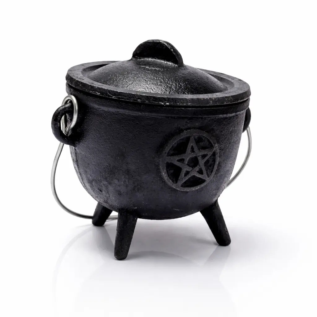 Petit chaudron en fonte noire avec couvercle, anse argentée et symbole de pentacle gravé sur fond blanc.