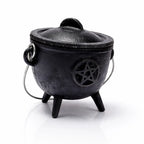 Petit chaudron en fonte noire avec couvercle, anse argentée et symbole de pentacle gravé sur fond blanc.
