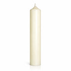Grand cierge cylindrique de couleur blanc crème, surface lisse et mèche courte, sur fond blanc.