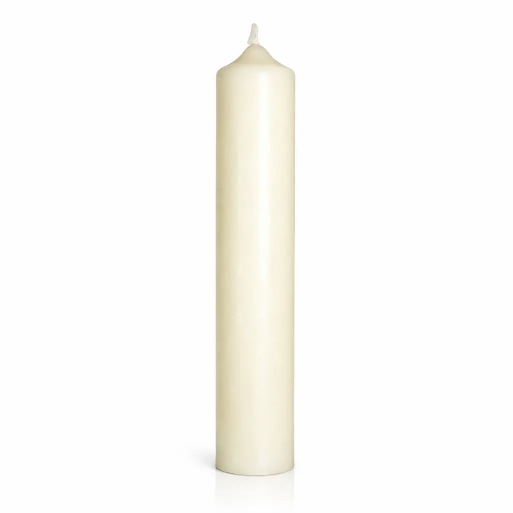 Grand cierge cylindrique de couleur blanc crème, surface lisse et mèche courte, sur fond blanc.