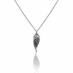 Fine chaîne en argent avec un pendentif détaillé en forme de plume d'aigle stylisée, sur fond blanc épuré.