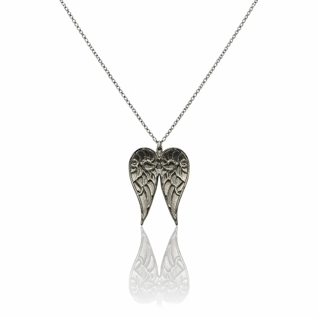 Pendentif en forme de deux ailes d'ange détaillées en argent vieilli, suspendu à une fine chaîne sur fond blanc.