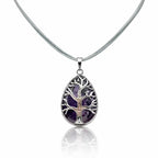 Pendentif goutte en argent avec motif arbre sur une pierre d'améthyste violet foncé, monté sur un cordon gris.