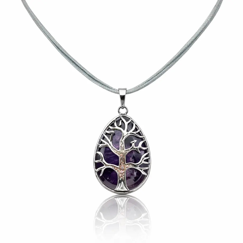 Pendentif goutte en argent avec motif arbre sur une pierre d'améthyste violet foncé, monté sur un cordon gris.