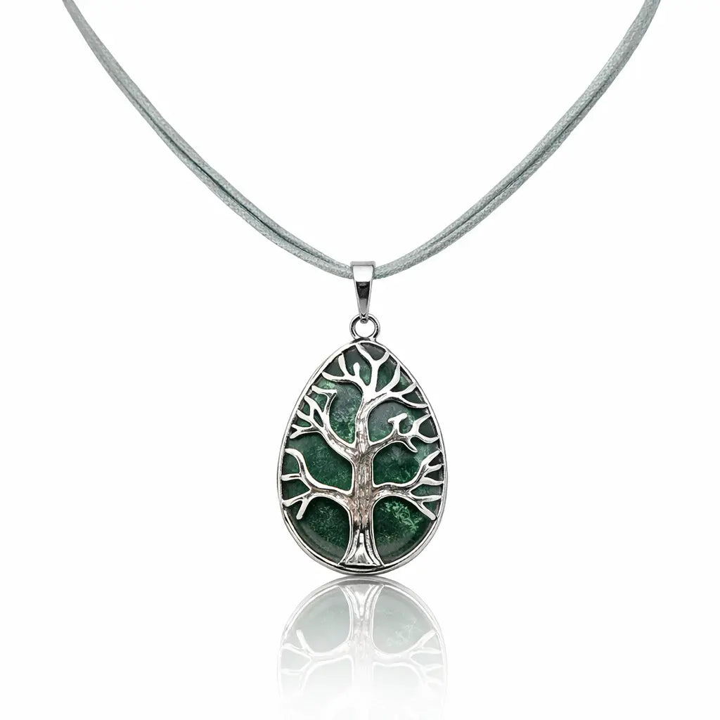 Pendentif goutte en argent avec motif arbre sur une pierre d'aventurine verte, suspendu à un cordon gris.