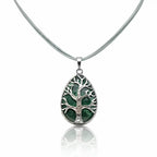 Pendentif goutte en argent avec motif arbre sur une pierre d'aventurine verte, suspendu à un cordon gris.