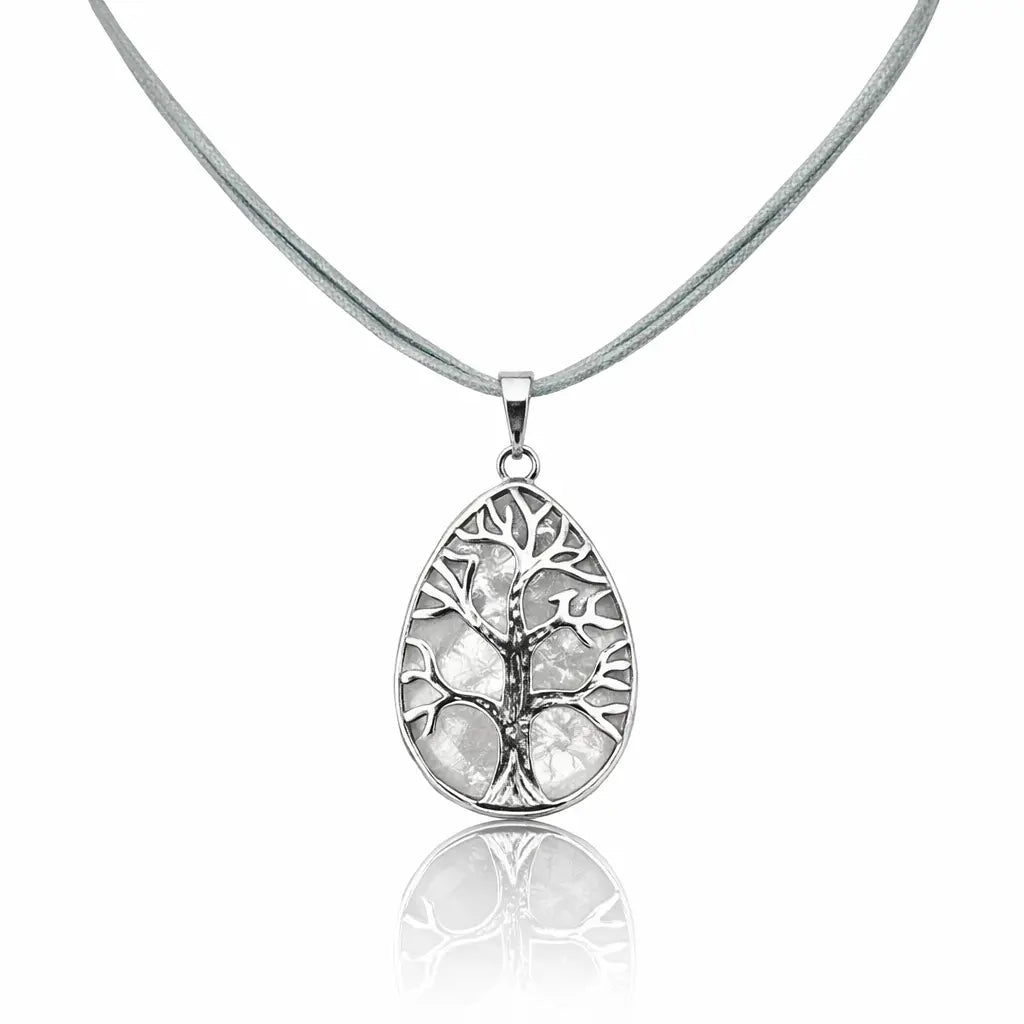 Pendentif en forme de goutte en argent avec motif d'arbre sur une base de nacre, sur un cordon gris.