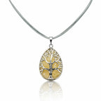 Pendentif goutte en jade jaune avec un collier arbre de vie argenté sur un cordon gris clair.