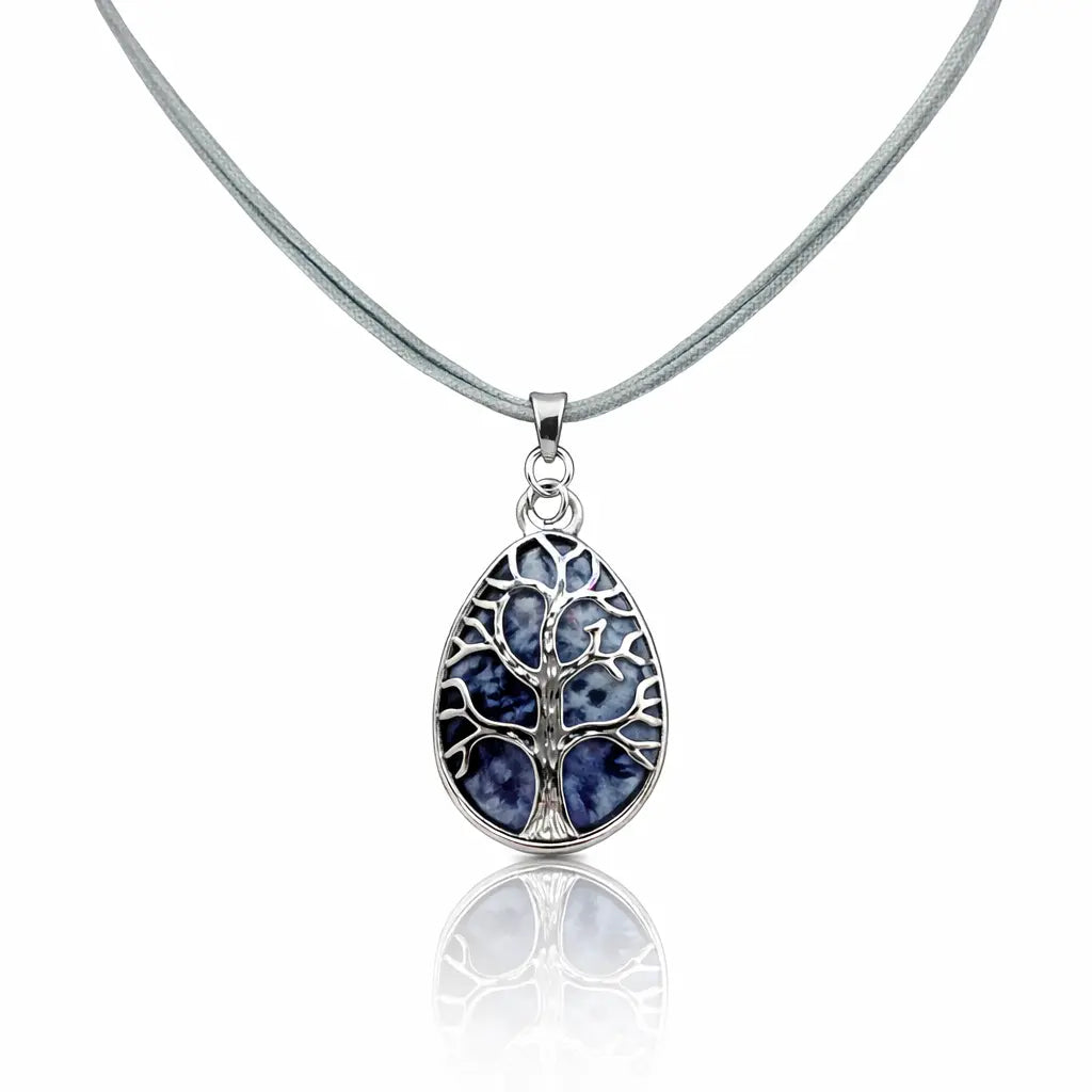 Pendentif goutte en sodalite bleue avec un collier arbre de vie argenté sur cordon gris satiné.