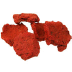 Cinq morceaux d’encens rouge à texture poudreuse, présentés sur fond blanc.