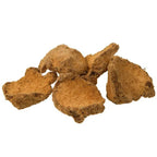 Gros plan sur des morceaux d'encens rares Sacred Buddha bruts, texture terreuse brune, isolés sur fond blanc.