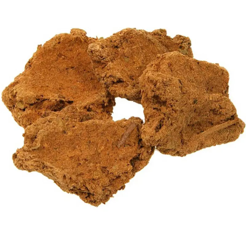 Gros plan sur des cristaux d'encens rares Kamasutra ocres bruts, texture terreuse, isolés sur fond blanc.