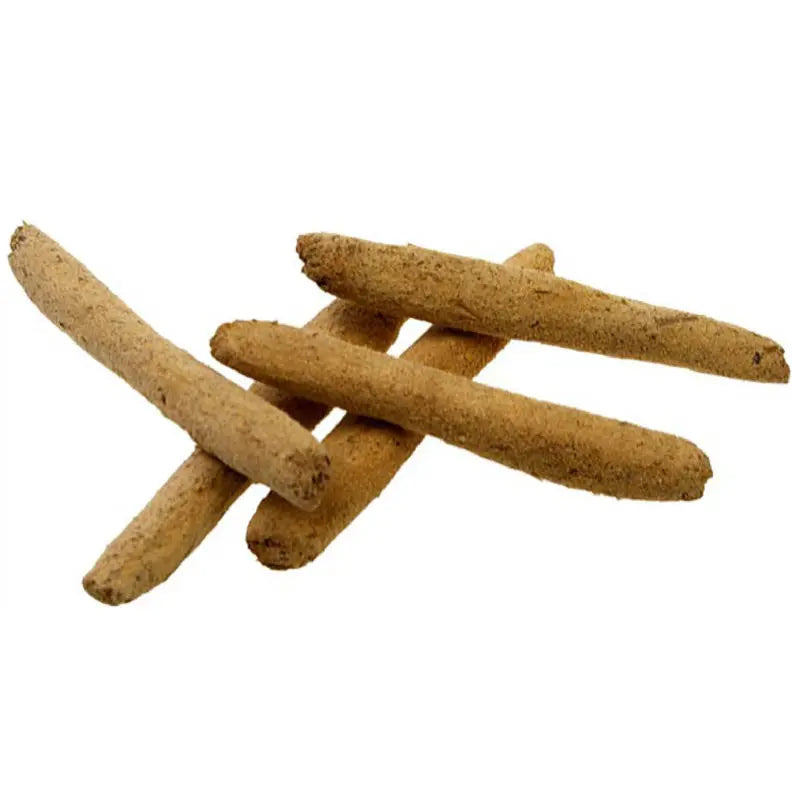 Gros plan sur des bâtonnets d'encens rares Rameaux des Galapagos, texture fibreuse beige, isolés sur fond blanc.