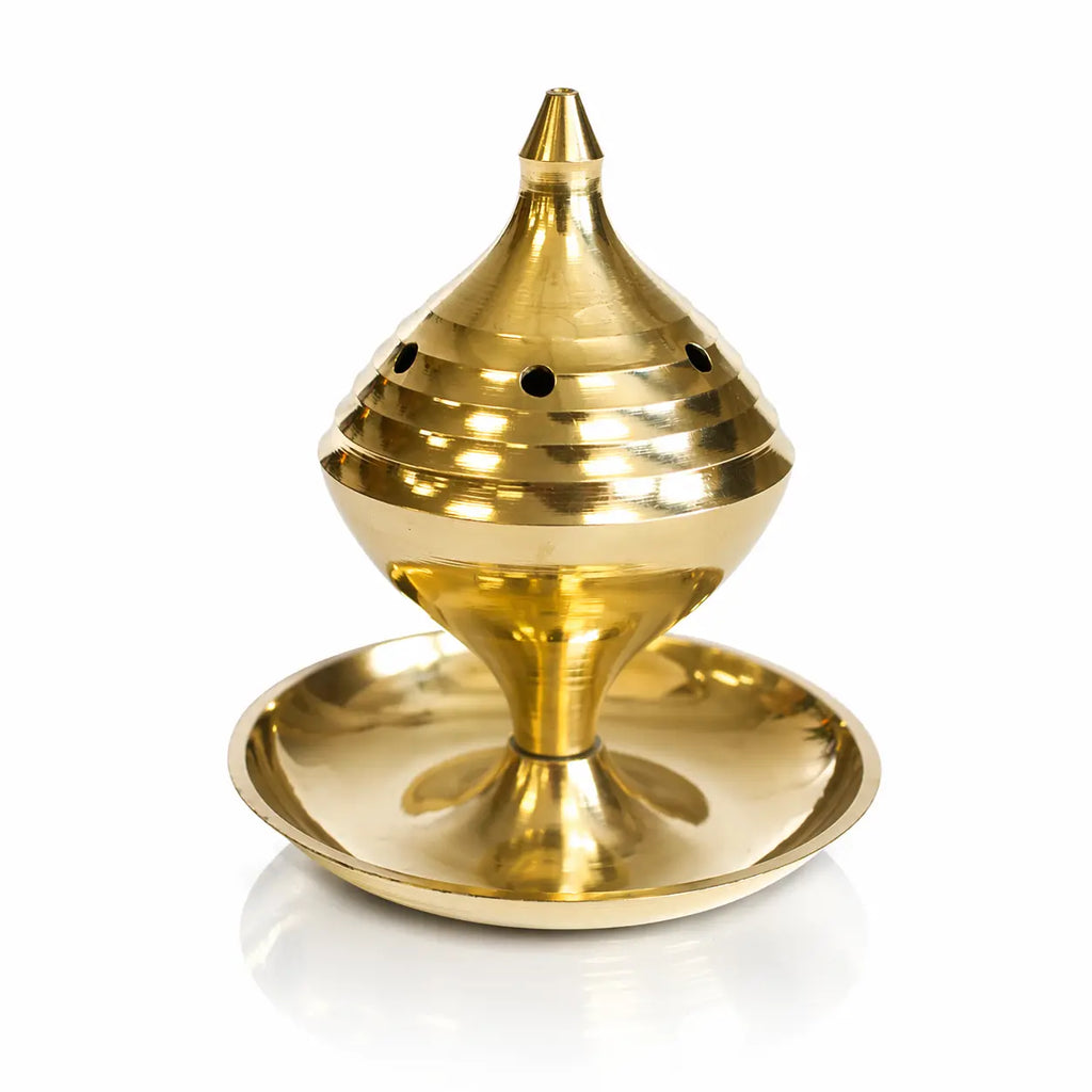 Encensoir traditionnel en laiton doré brillant sur socle pour la diffusion de résines et cônes d'encens.