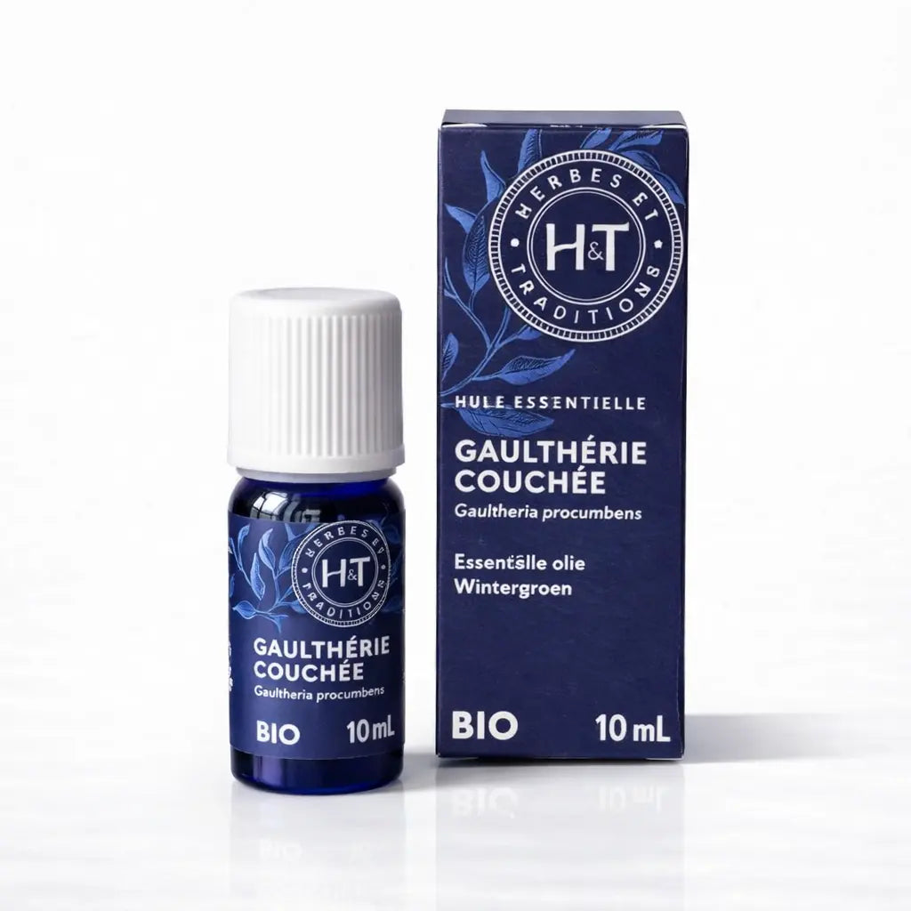 Un flacon de 10 ml et son emballage d'huile essentielle de Gaulthérie odorante (Bio) de la marque Herbes & Traditions, présentés sur un fond blanc épuré.