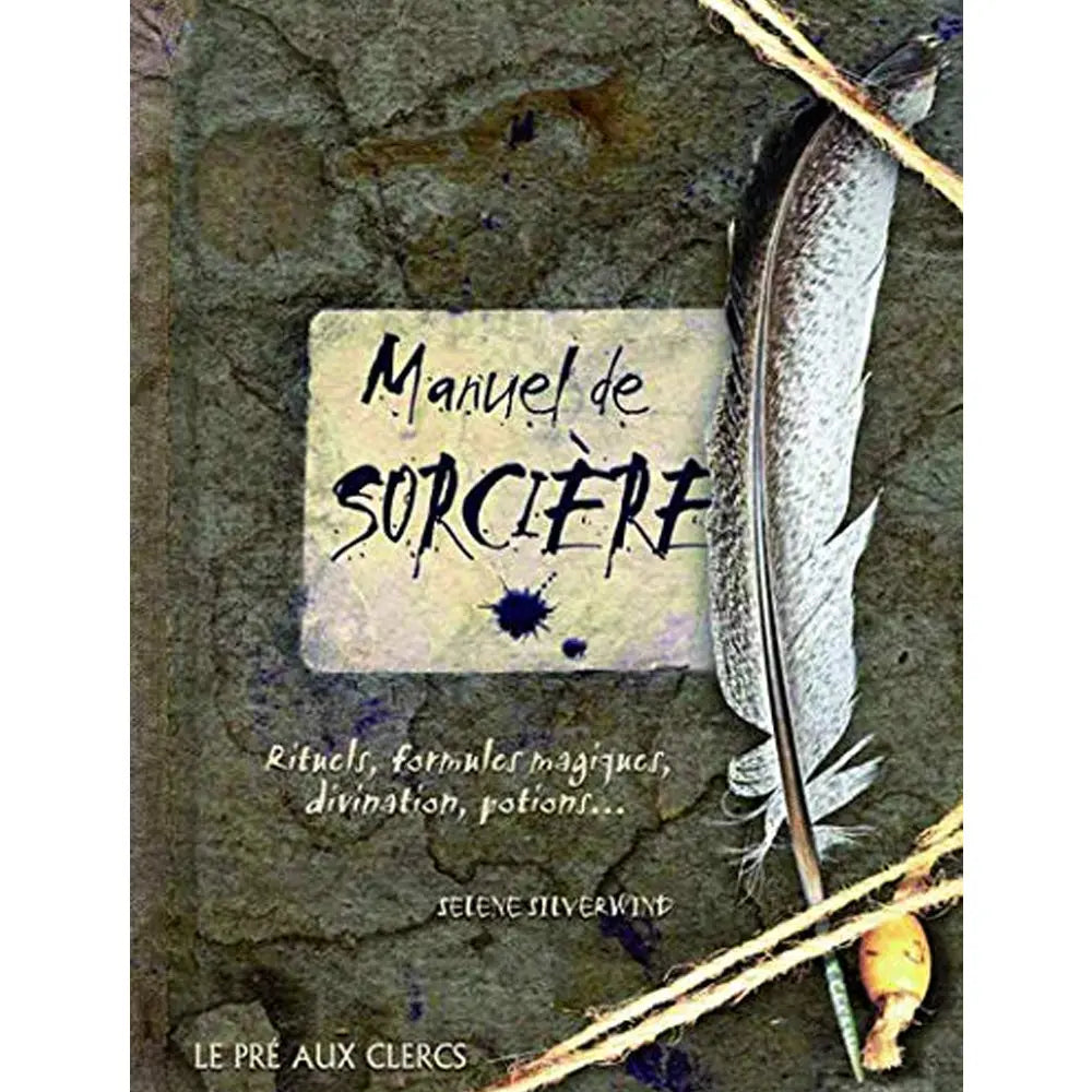 Manuel de sorcière de Selene Silverwind, sa couverture texturée imitation vieux grimoire ornée d'une grande plume et ficelée de cordes de jute.