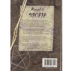 Manuel de sorcière de Selene Silverwind, sa quatrième de couverture imitant un vieux parchemin ficelé qui présente le résumé de ce guide pratique, sur fond sombre orné d'un pentagramme.