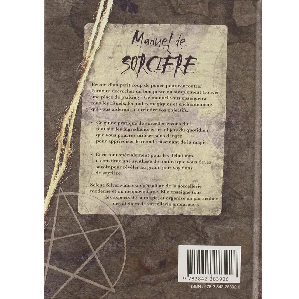 Manuel de sorcière de Selene Silverwind, sa quatrième de couverture imitant un vieux parchemin ficelé qui présente le résumé de ce guide pratique, sur fond sombre orné d'un pentagramme.