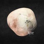 Pierre de morganite polie, montrant un mélange de teintes crème et rose pêche avec des inclusions naturelles, présentée sur un fond noir.