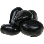 Un petit tas de pierres d'onyx noir roulées aux surfaces lisses et brillantes, présentant une couleur noire intense et profonde, regroupées sur un fond blanc uni.