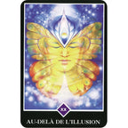 Carte “Au-delà de l’illusion” (Osho Zen Tarot) : un visage aux yeux clos fusionné avec de grandes ailes de papillon dorées, sur un fond cosmique violet/bleu avec un symbole lumineux au front — évoque clairvoyance et dépassement des apparences.