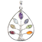 Un pendentif arbre de vie en argent en forme de goutte, dont les feuilles sont serties de sept pierres naturelles aux couleurs des chakras, sur fond blanc.