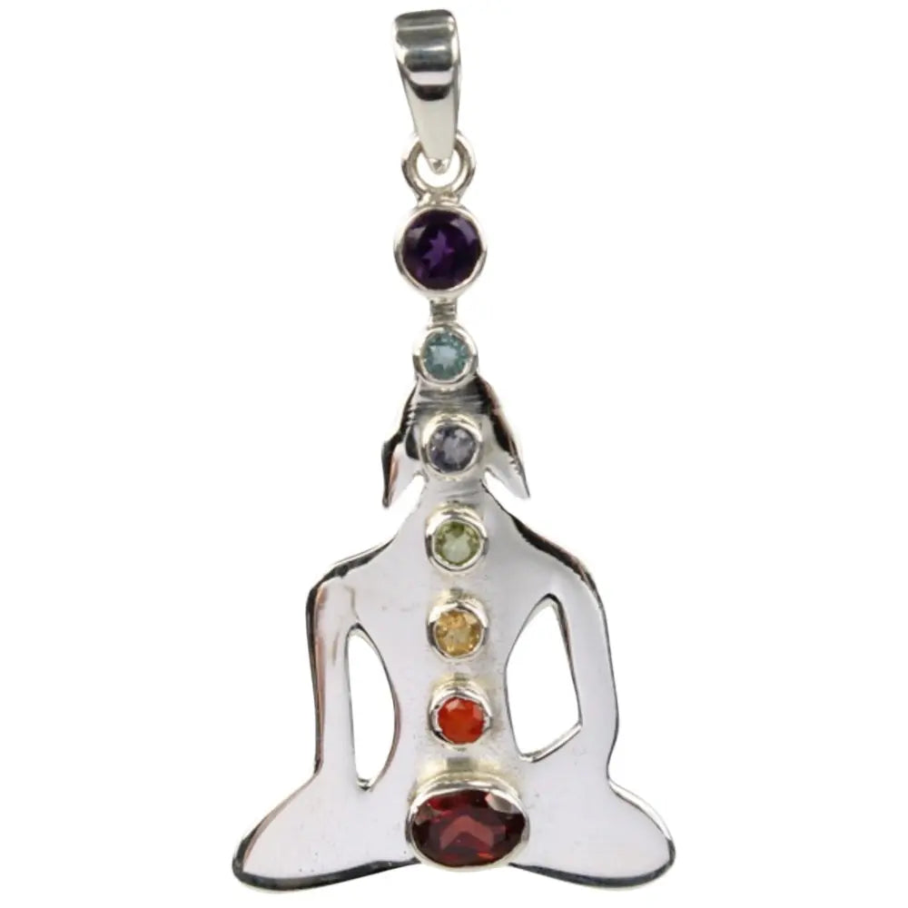 Un pendentif Bouddha en argent représentant les 7 chakras avec sept pierres naturelles colorées alignées verticalement, présenté sur un fond blanc uni.