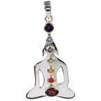 Un pendentif Bouddha en argent représentant les 7 chakras avec sept pierres naturelles colorées alignées verticalement, présenté sur un fond blanc uni.