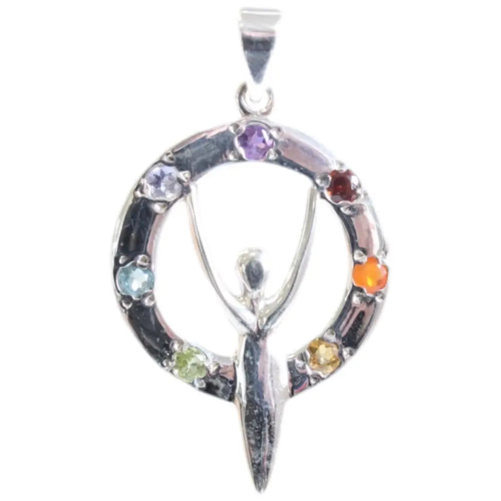 Un pendentif déesse en argent entourée d'un cercle serti de sept pierres naturelles aux couleurs des chakras, surmonté d'une bélière, sur fond blanc.