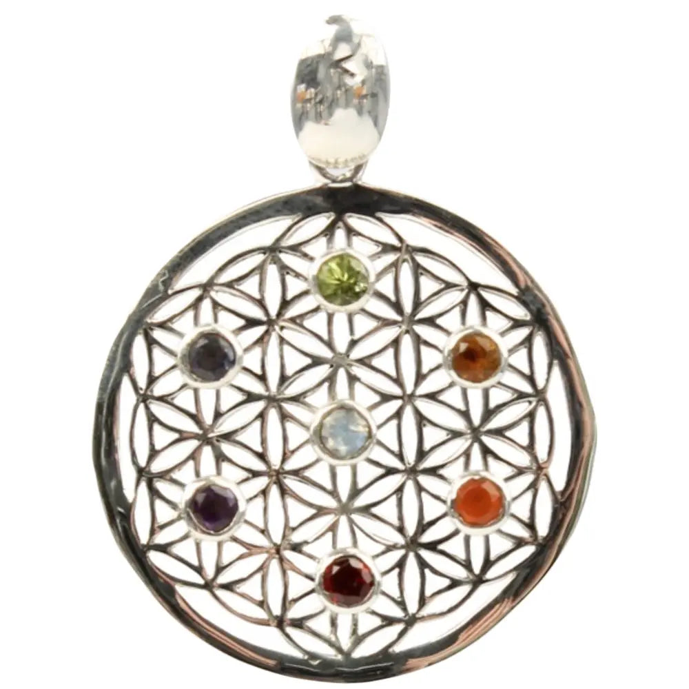 Un pendentif fleur de vie en argent orné de sept pierres naturelles circulaires représentant les 7 chakras, présenté sur un fond blanc uni.