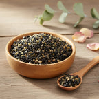 Grains d'encens de résine Pontifical, mélange dominant de noir et de petites touches de jaune/ambre clair, dans un bol en bois avec cuillère, sur une planche rustique.