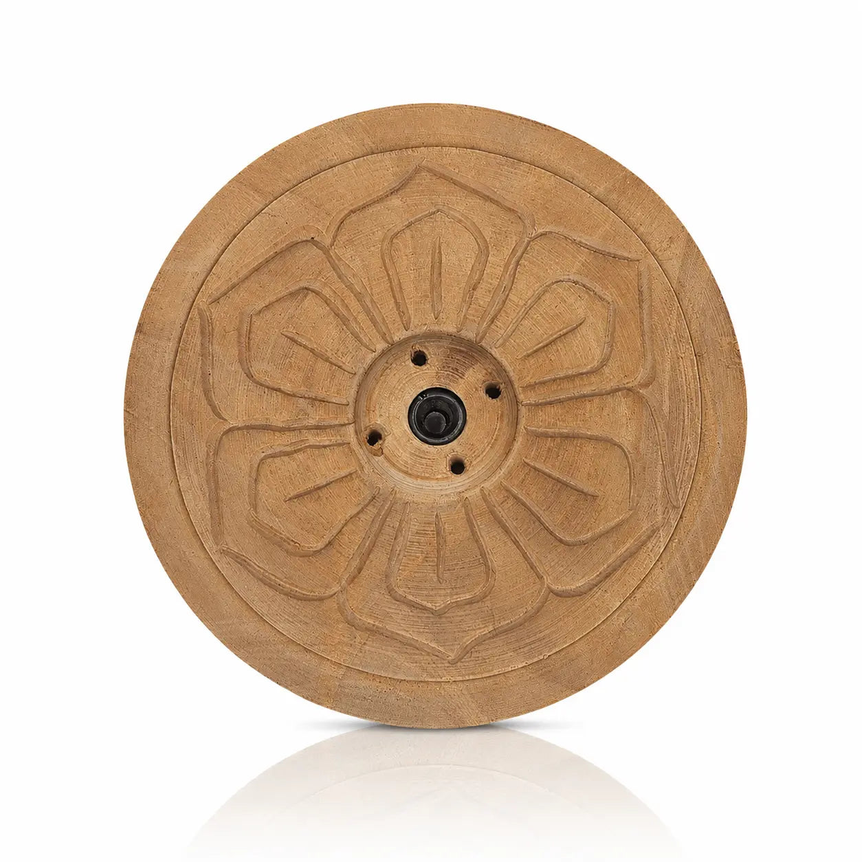 Un porte-encens rond en bois sculpté d'un motif de fleur, doté de plusieurs trous centraux et présenté sur fond blanc.